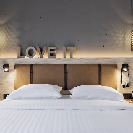 Moxy South Hotel 4*