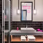 Moxy South Otel 4*