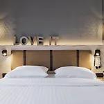 Moxy South Otel 4*