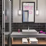 Otel Moxy South 4*