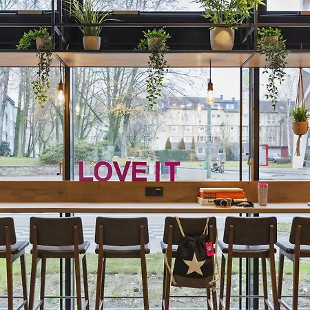 Moxy South Hotel 4*