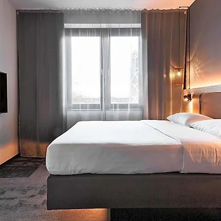 Moxy South 4*