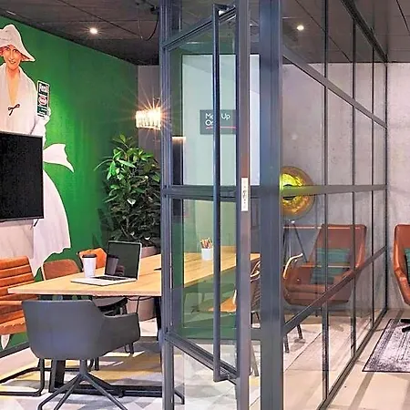 Otel Moxy South 4*