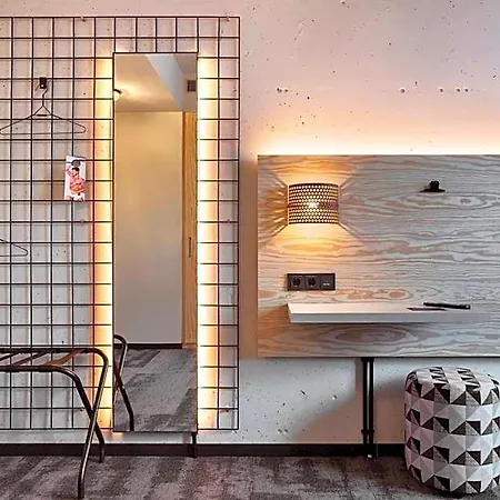 Moxy South 4*