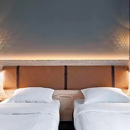 Moxy South 4*