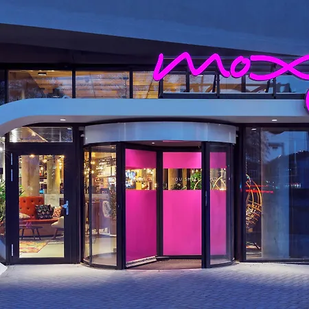 Otel Moxy South 4*